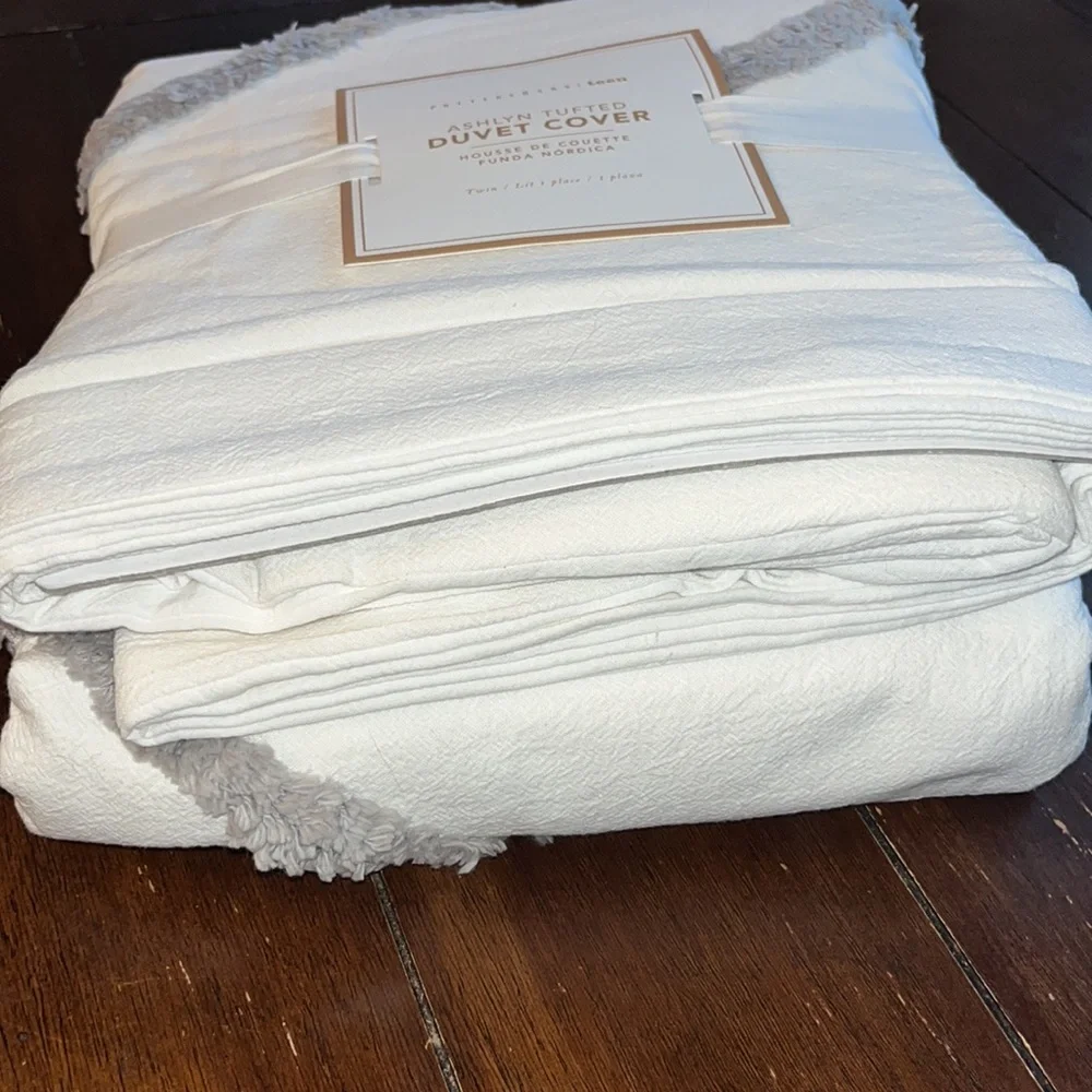 Pottery Barn Ashlyn Tufted Organic Duvet Cover Twin NWT